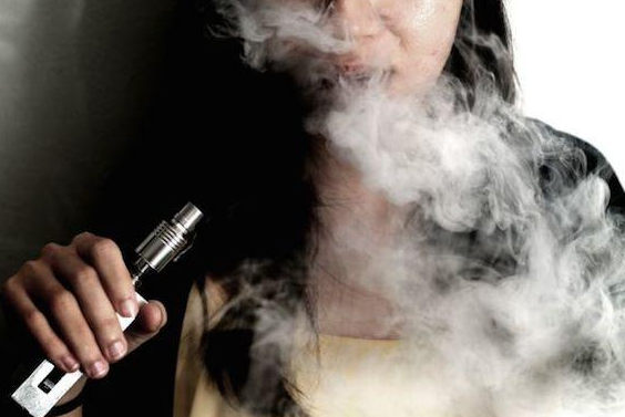 How to Use a Disposable Electronic Cigarette Correctly